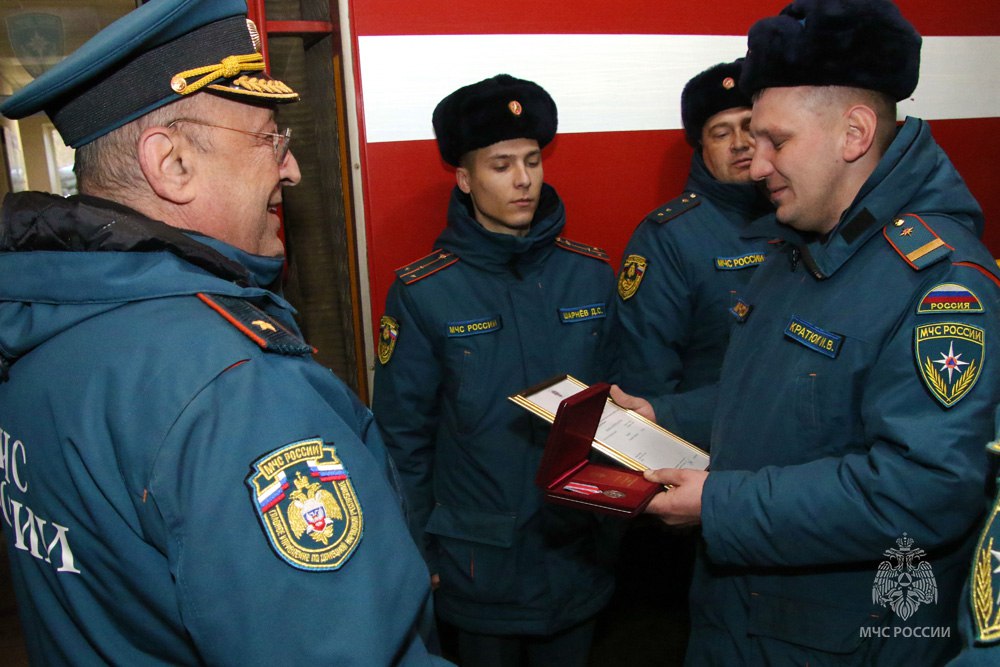 Символ мужества и чести: донецкий пожарный получил госнаграду Символ мужества и чести: донецкий пожарный получил госнаграду