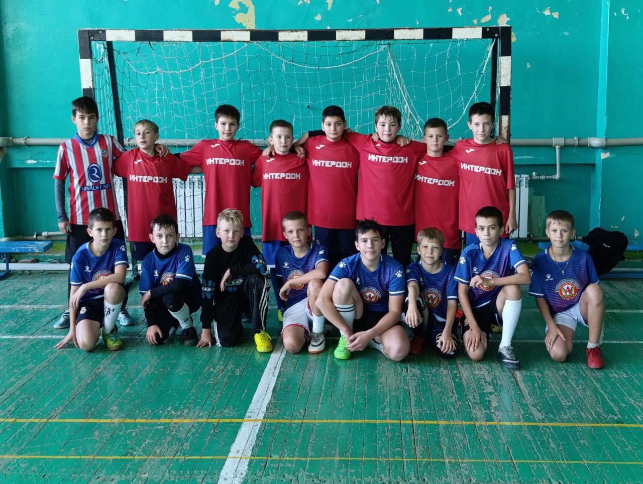 Вчера ребята секции футбола спортивной школы "Энергетик" г. Зугрэса, провели контрольный матч против друзей из Амвросиевки Вчера ребята секции футбола спортивной школы "Энергетик" г. Зугрэса, провели контрольный матч против друзей из Амвросиевки