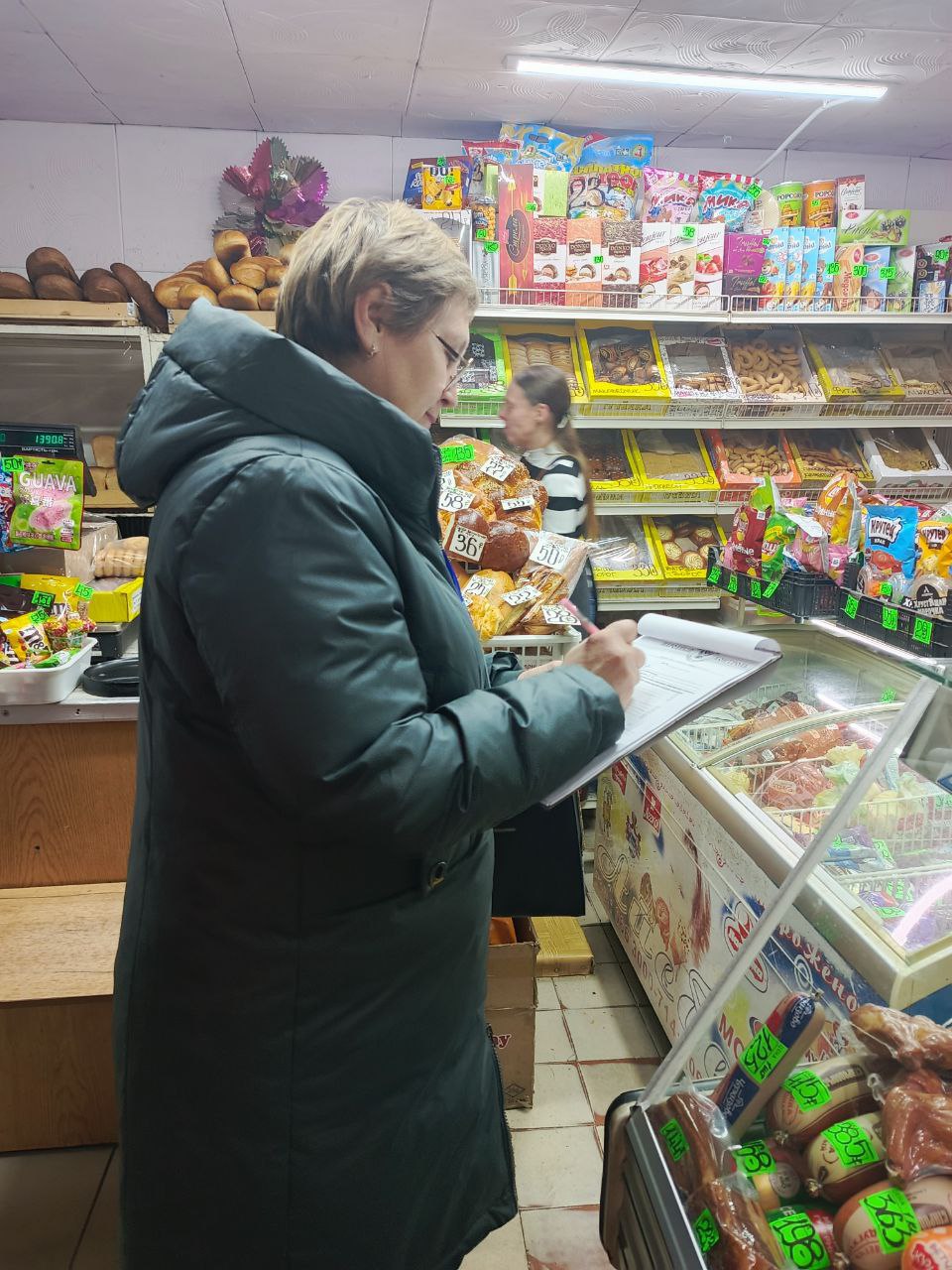 Иван Приходько: Активисты Народного контроля проверили ряд магазинов в Никитовском районе Горловки Иван Приходько: Активисты Народного контроля проверили ряд магазинов в Никитовском районе Горловки