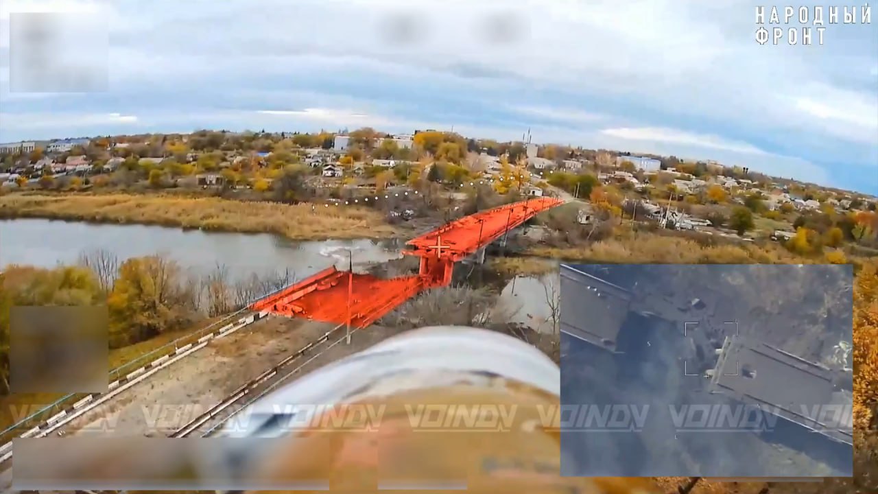 Осмотр дроном разрушенного моста через реку Волчья в пгт Покровское и последовавший сразу удар по украинскому пикапу на другом берегу Осмотр дроном разрушенного моста через реку Волчья в пгт Покровское и последовавший сразу удар по украинскому пикапу на другом берегу