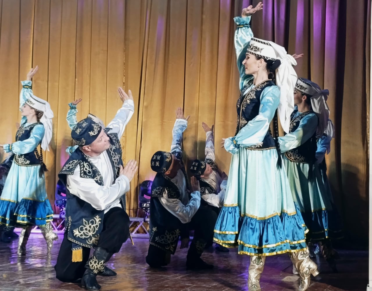 Сергей Ермаков: 30 октября в централизованной клубной системе «Снежинка» состоялся концерт заслуженного государственного академического ансамбля песни и танца «Донбасс» Сергей Ермаков: 30 октября в централизованной клубной системе «Снежинка» состоялся концерт заслуженного государственного академического ансамбля песни и танца «Донбасс»