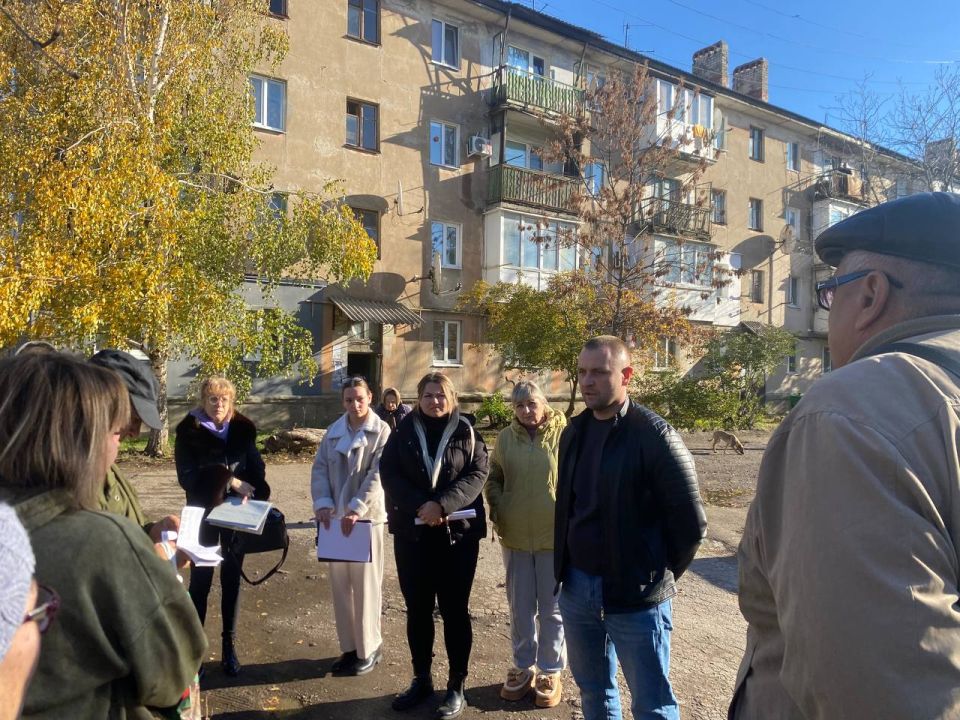 Первый заместитель главы Администрации городского округа Харцызск Олег Захаров провел встречу с жителями в пгт Горное по ул. Шахтерская, 33