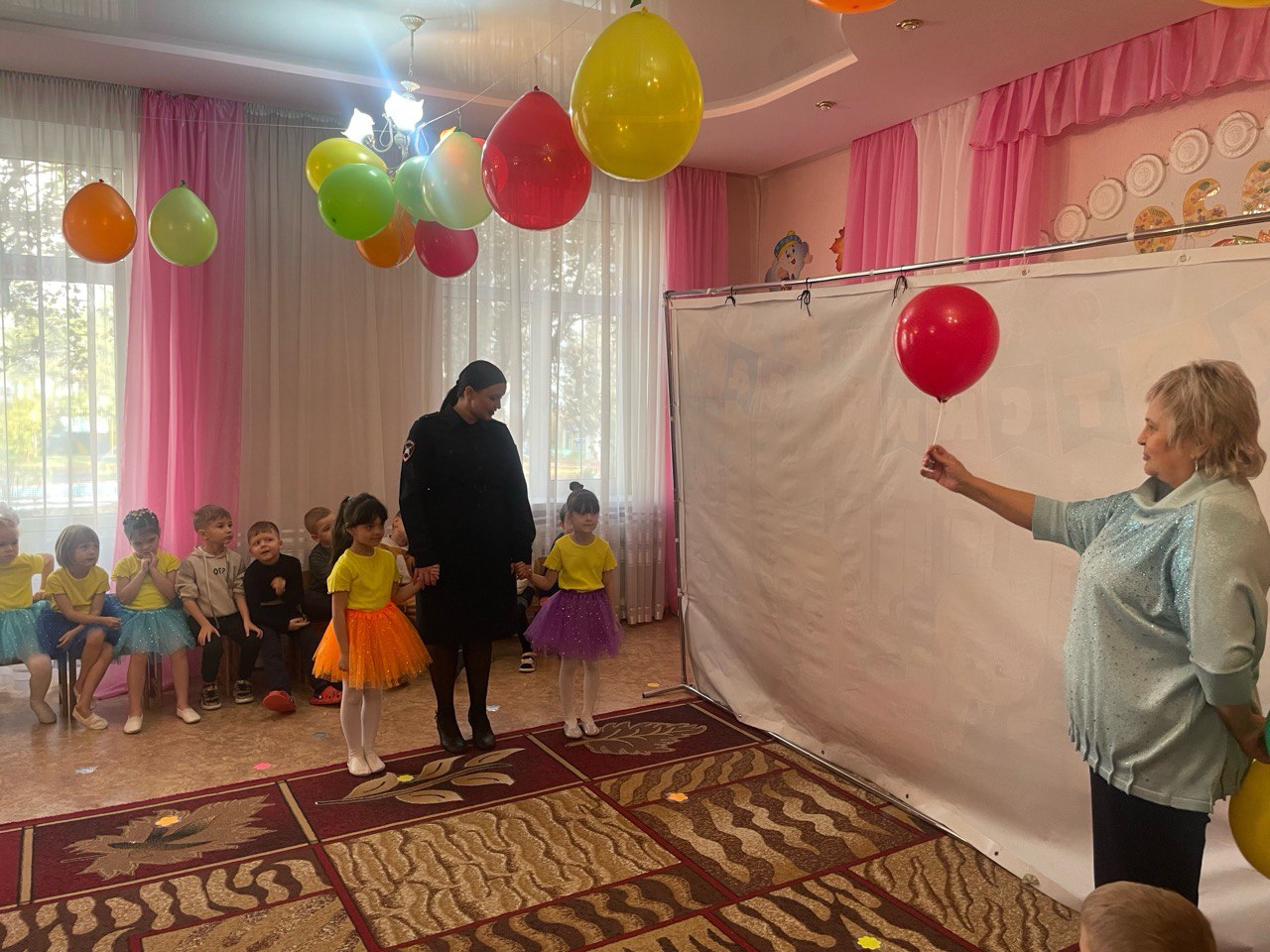 Сотрудники Госавтоинспекции провели профилактические беседы с дошкольниками Сотрудники Госавтоинспекции провели профилактические беседы с дошкольниками