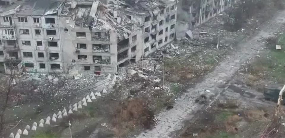 Дрон противника снимает передвижение нашей штурмовой пехоты в Димитрове