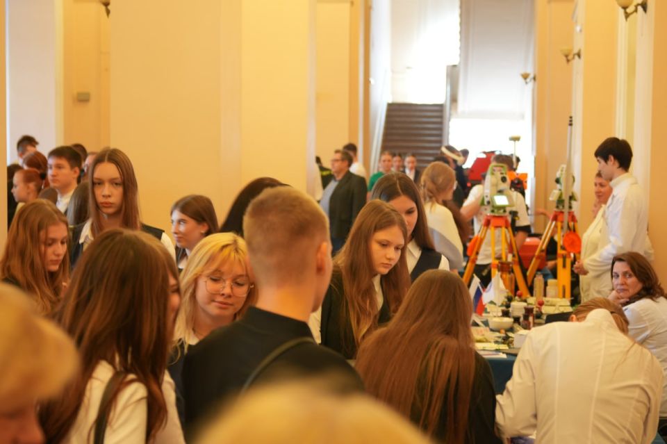 Денис Пушилин: 250 школьников, студентов и педагогов приняли участие в республиканской ярмарке профессий «Будущее выбираешь сам»