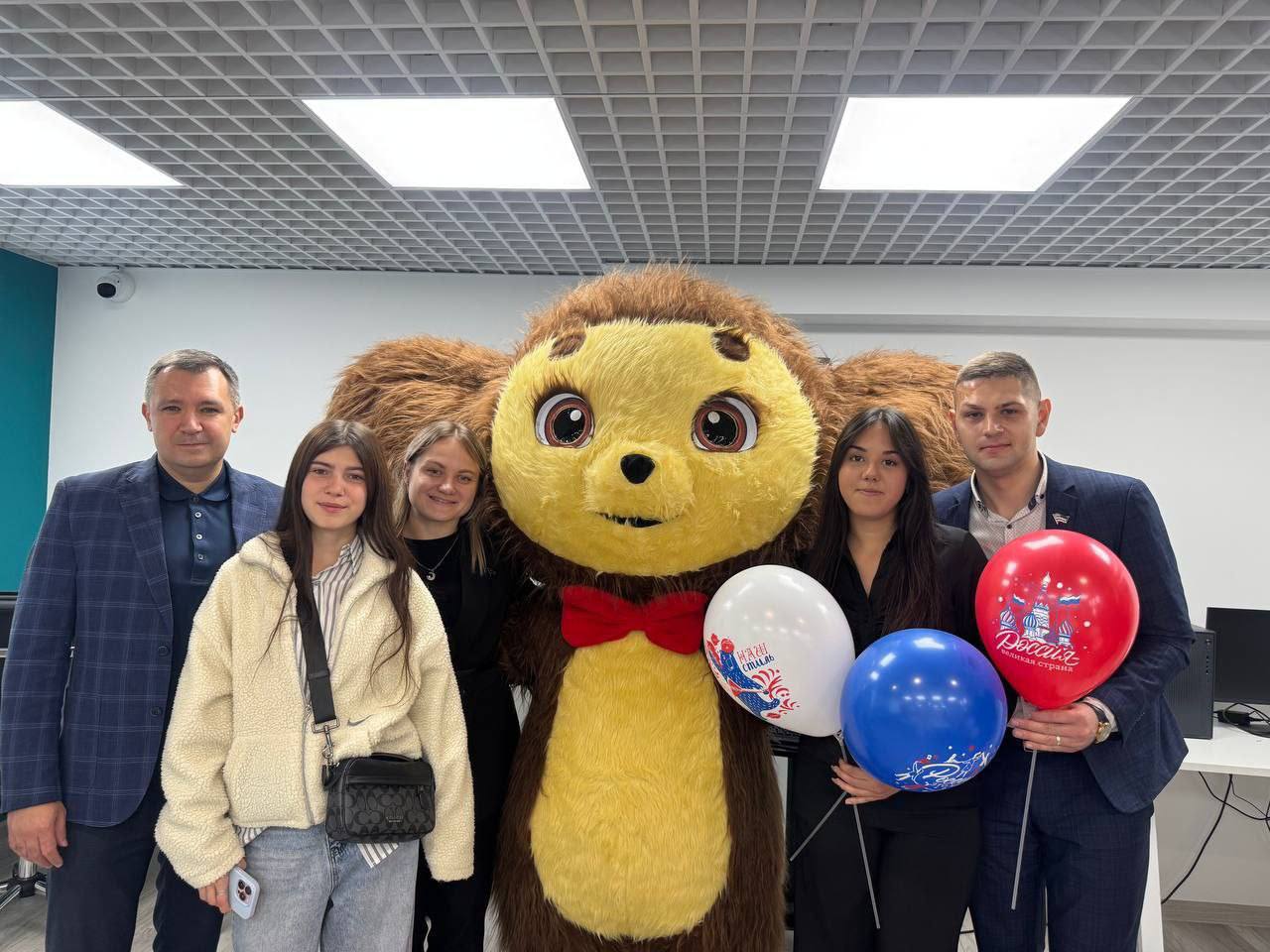 С любовью к своей стране. Сегодня комитет по патриотическому воспитанию и социальной адаптации молодежи, участвующей в боевых действиях, провел мероприятие, приуроченное ко Дню народного единства для студентов ДонНУЭТ С любовью к своей стране. Сегодня комитет по патриотическому воспитанию и социальной адаптации молодежи, участвующей в боевых действиях, провел мероприятие, приуроченное ко Дню народного единства для студентов ДонНУЭТ