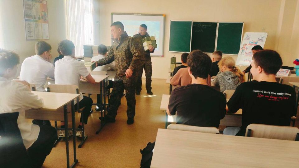 Урок мужества «Пока мы едины - мы непобедимы!» состоялся в школе Мангушского округа Урок мужества «Пока мы едины - мы непобедимы!» состоялся в школе Мангушского округа