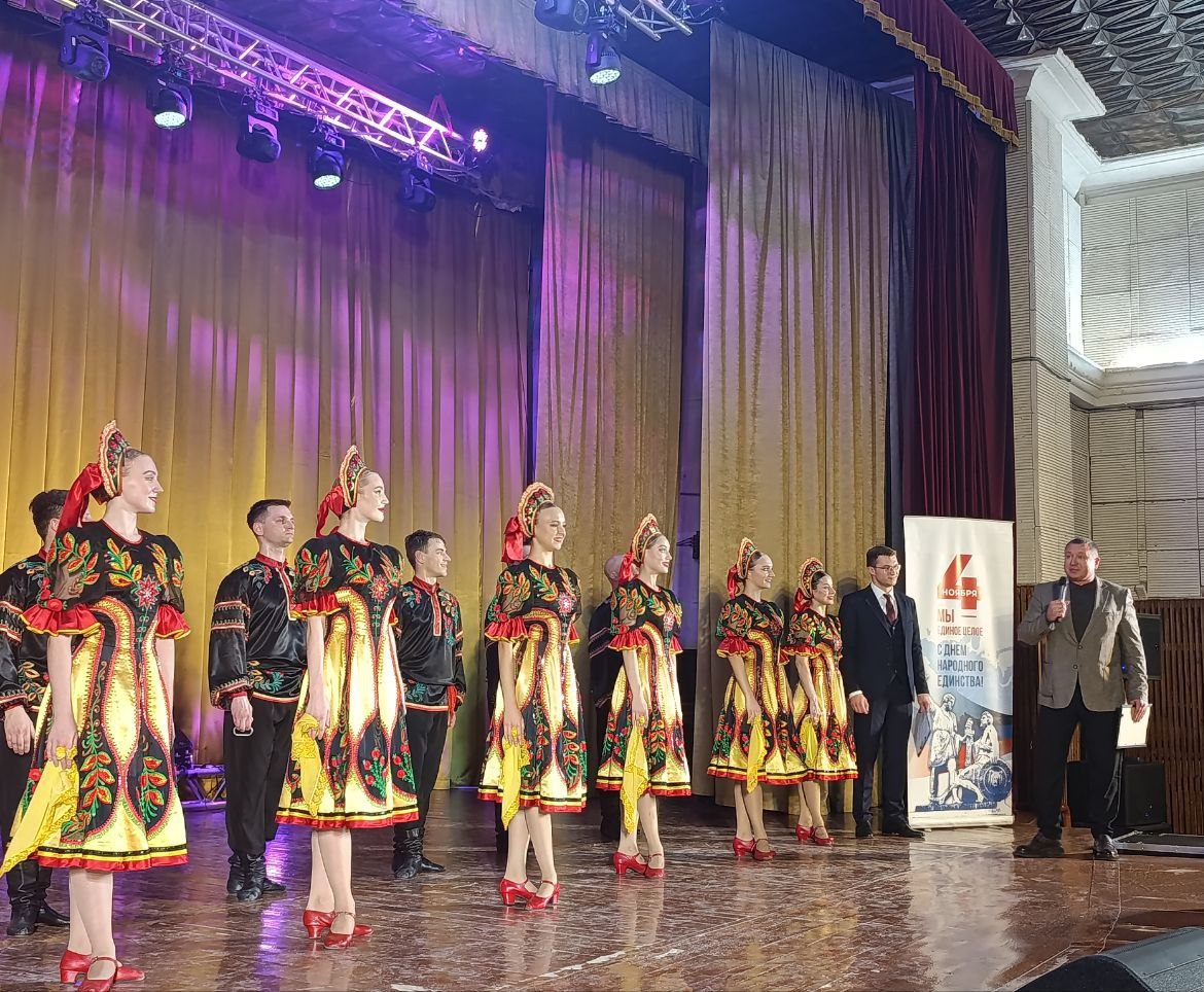 Сергей Ермаков: 30 октября в централизованной клубной системе «Снежинка» состоялся концерт заслуженного государственного академического ансамбля песни и танца «Донбасс» Сергей Ермаков: 30 октября в централизованной клубной системе «Снежинка» состоялся концерт заслуженного государственного академического ансамбля песни и танца «Донбасс»