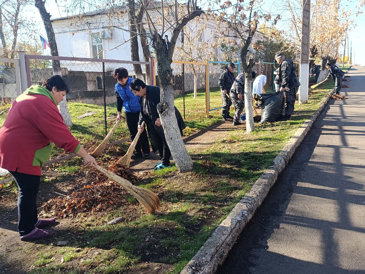 30 октября, в рамках партийного проекта Единой России "Городская среда", а также традиционной экологической акции «Чистый четверг» жители населенных пунктов Тельмановского округа приняли участие в наведении чистоты и порядка 30 октября, в рамках партийного проекта Единой России "Городская среда", а также традиционной экологической акции «Чистый четверг» жители населенных пунктов Тельмановского округа приняли участие в наведении чистоты и порядка