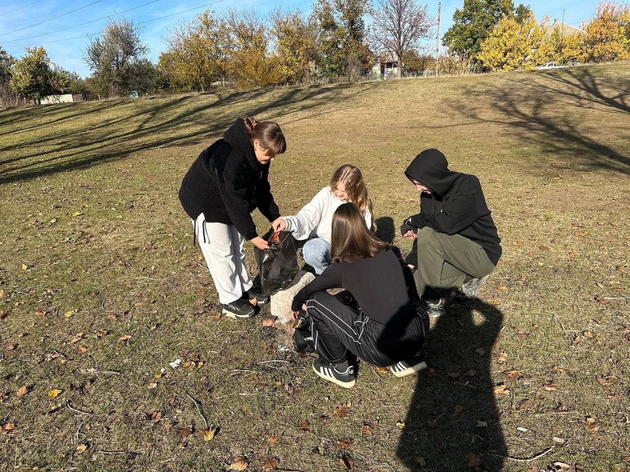Обучающиеся 8 класса ГБОУ "Мироновская школа №10 г.о. Дебальцево" вооружились перчатками, мешками и отличным настроением, чтобы привести в порядок прибрежную территорию Мироновского водохранилища Обучающиеся 8 класса ГБОУ "Мироновская школа №10 г.о. Дебальцево" вооружились перчатками, мешками и отличным настроением, чтобы привести в порядок прибрежную территорию Мироновского водохранилища
