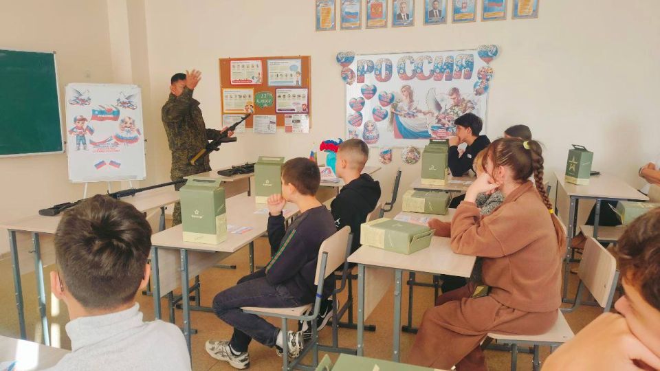 Урок мужества «Пока мы едины - мы непобедимы!» состоялся в школе Мангушского округа Урок мужества «Пока мы едины - мы непобедимы!» состоялся в школе Мангушского округа