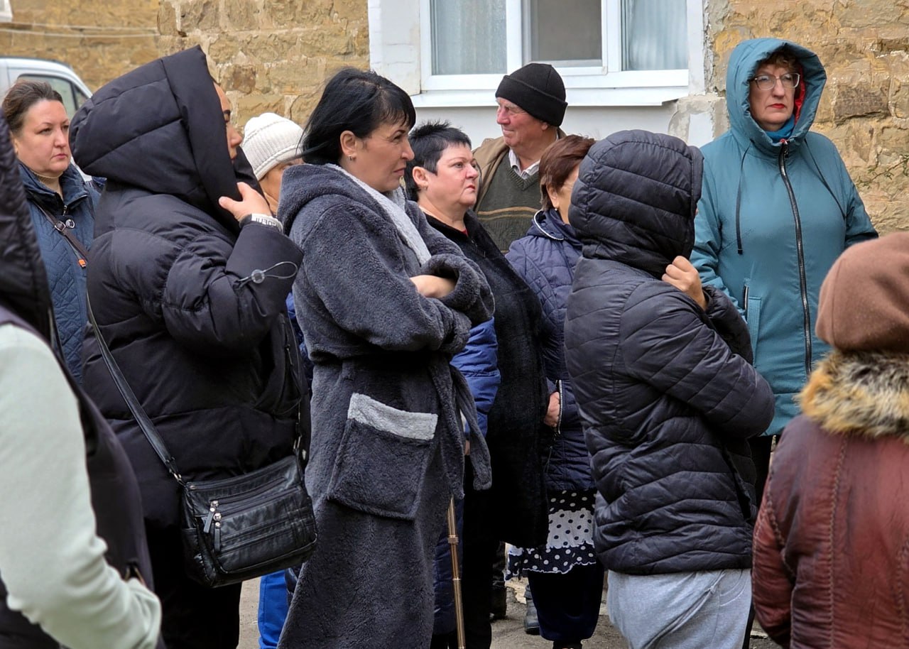 Иван Адамец: Заместитель руководителя управы Куйбышевского района Алексей Шлапак и депутат Донецкого горсовета Сергей Остапенко встретились с жителями домов № 1-4 по улице Денисенко Иван Адамец: Заместитель руководителя управы Куйбышевского района Алексей Шлапак и депутат Донецкого горсовета Сергей Остапенко встретились с жителями домов № 1-4 по улице Денисенко