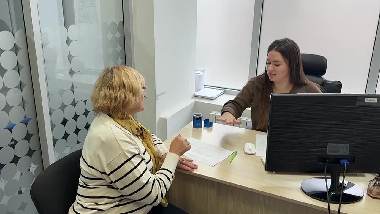 Сегодня, 31 октября — День сурдопереводчика! Этот день подчеркивает важность прав и возможностей людей с нарушением слуха