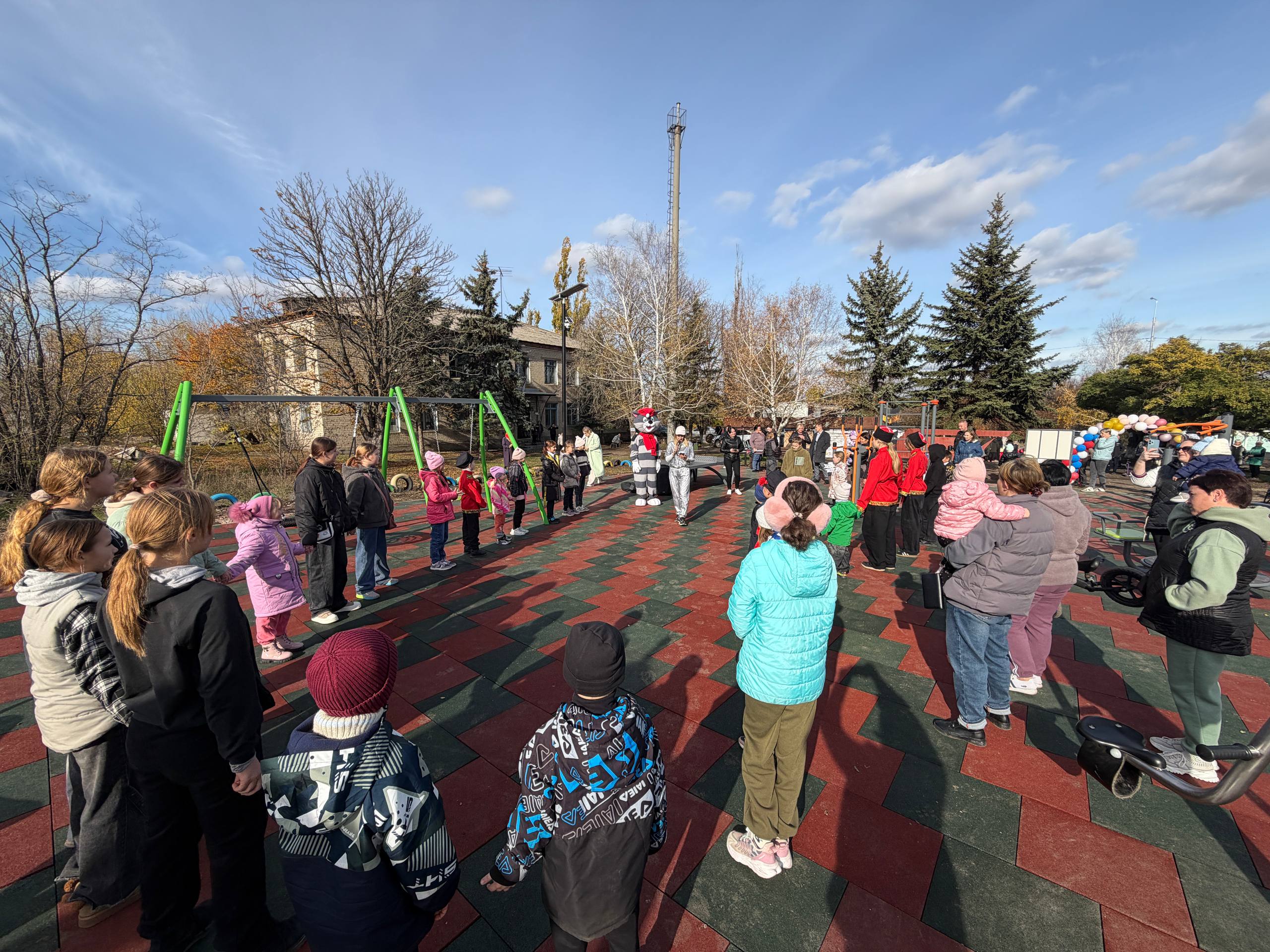 Артем Крамаренко: В преддверии Дня народного единства мы завершили работы по строительству современной детской площадки в селе Придорожное Старобешевского муниципального округа