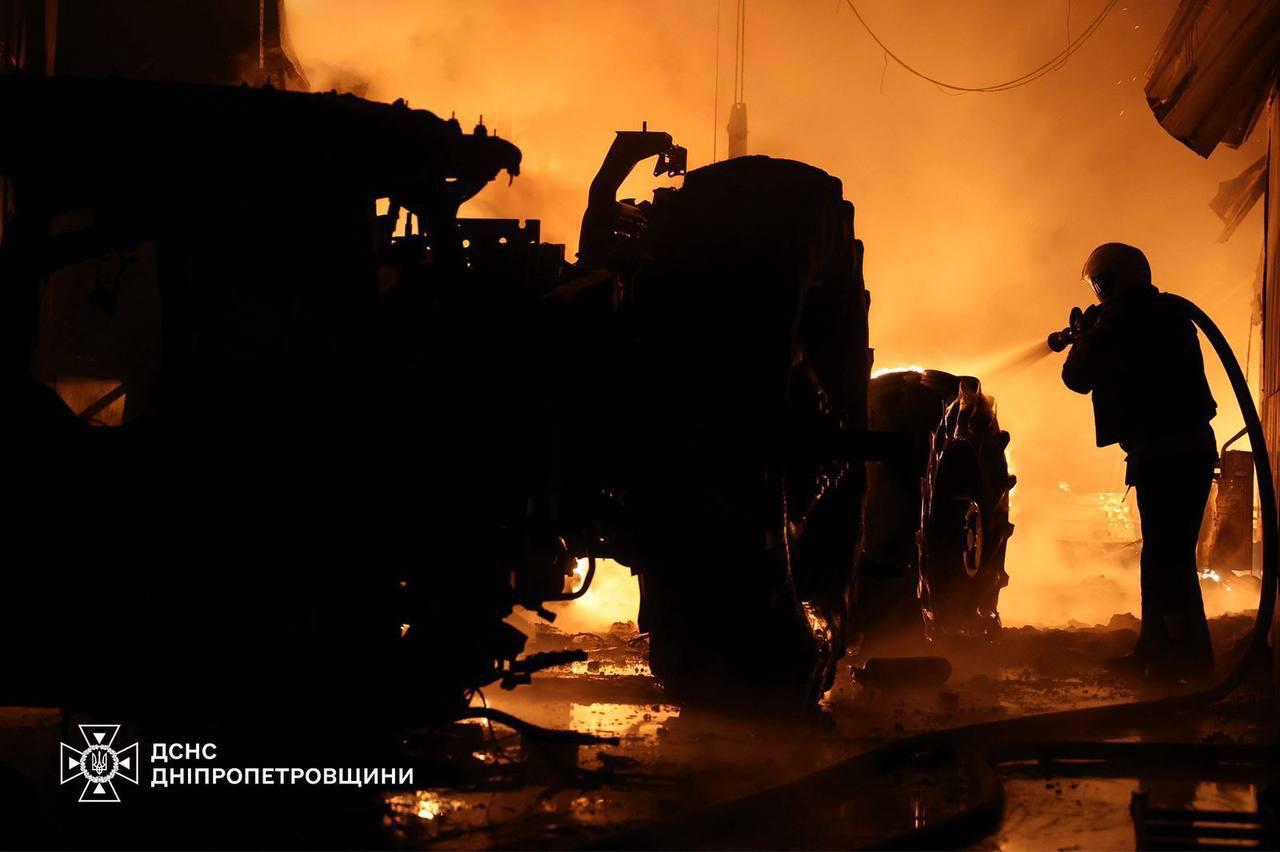 Мощнейший пожар на предприятии в Днепропетровске в результате ночных ударов Мощнейший пожар на предприятии в Днепропетровске в результате ночных ударов