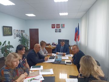 Василий Овчаров: Сегодня, 31 октября, провел оперативное совещание по рабочим вопросам с участием заместителей Главы и руководителей структурных подразделений Администрации округа