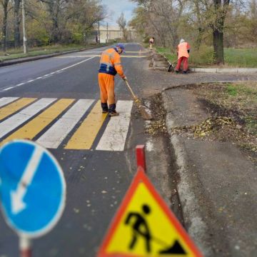 Михаил Меренков: Уборка автодороги вдоль прибордюрного камня по улице Октября