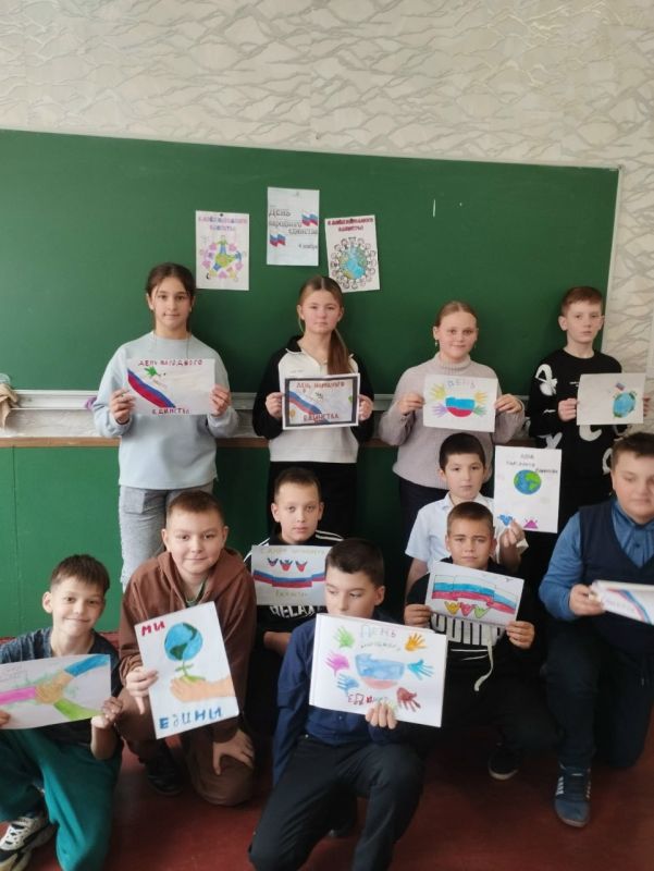 В школах Ждановки проводятся мероприятия, приуроченные ко Дню народного единства В школах Ждановки проводятся мероприятия, приуроченные ко Дню народного единства