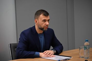 Глава Донецкой Народной Республики Денис Пушилин провел рабочую встречу с Яковом Ходосом в связи с утверждением его в должности министра имущественных и земельных отношений ДНР