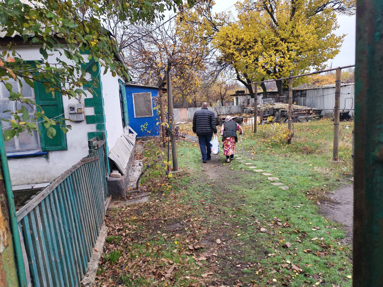 Ко Дню народного единства навестил представителей старшего поколения города Тореза, поздравил с наступающим праздником и вручил продуктовые наборы Ко Дню народного единства навестил представителей старшего поколения города Тореза, поздравил с наступающим праздником и вручил продуктовые наборы