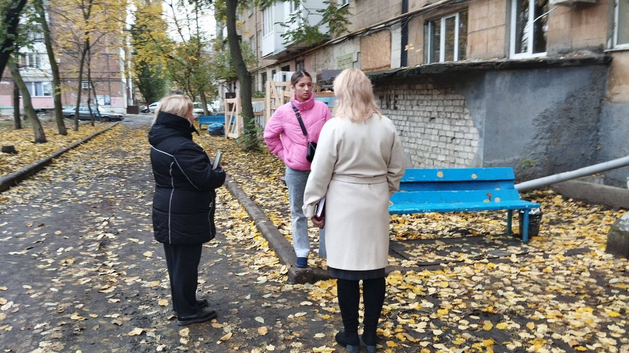 Сегодня, 31 октября во дворе дома № 48 по улице Малиновского состоялась встреча заместителя руководителя Управы Червоногвардейского внутригородского района Администрации городского округа Макеевка Татьяны Задорожной с... Сегодня, 31 октября во дворе дома № 48 по улице Малиновского состоялась встреча заместителя руководителя Управы Червоногвардейского внутригородского района Администрации городского округа Макеевка Татьяны Задорожной с...