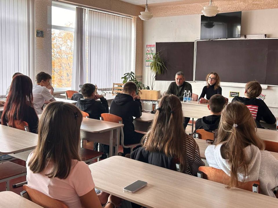 Депутат #Комитет_по_поддержке_участников_СВО Андрей Баевский провел урок мужества в одной из макеевских школ, приуроченный ко Дню народного единства Депутат #Комитет_по_поддержке_участников_СВО Андрей Баевский провел урок мужества в одной из макеевских школ, приуроченный ко Дню народного единства
