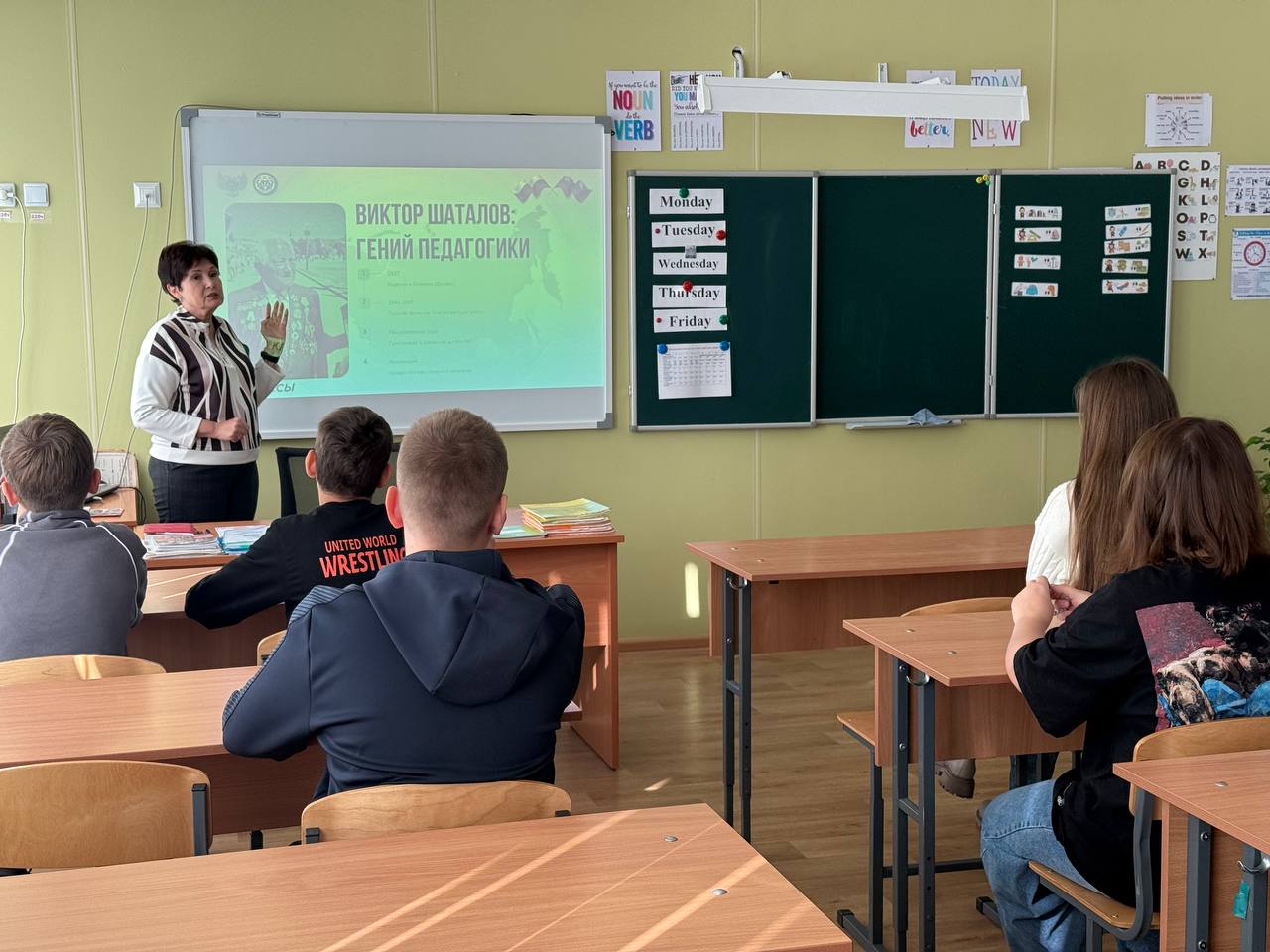 Сегодня для ребят 1-11 классов Тельмановской гимназии прошло региональное внеурочное занятия из цикла "Разговоры о важном" на тему "Учиться в Донбассе: выдающиеся земляки" Сегодня для ребят 1-11 классов Тельмановской гимназии прошло региональное внеурочное занятия из цикла "Разговоры о важном" на тему "Учиться в Донбассе: выдающиеся земляки"