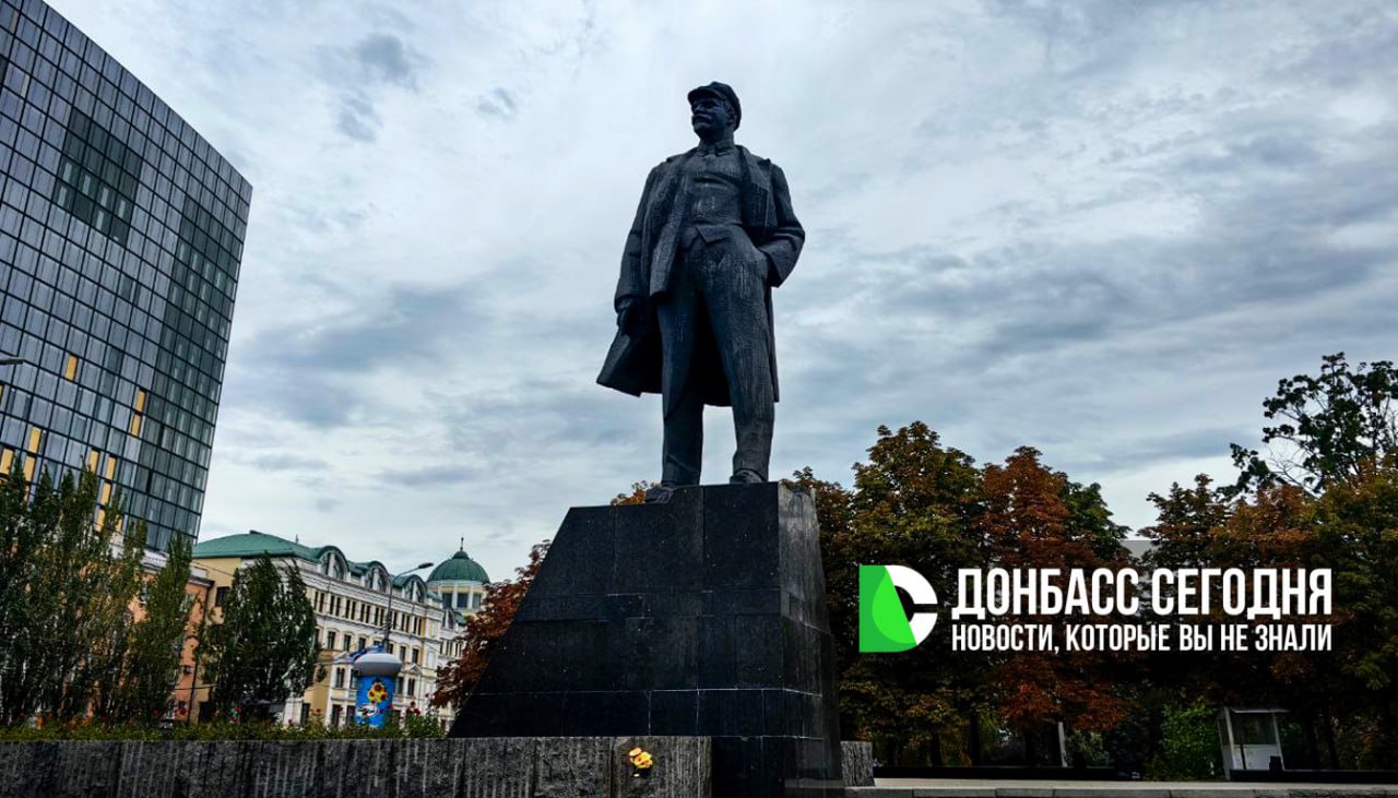 31 октября 1967 года в центре Донецка открыт памятник В.И. Ленину на одноимённой площади
