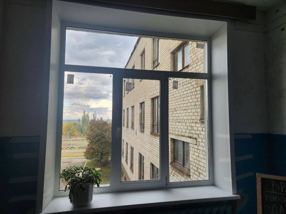 Евгений Поплавский: Подрядчики Нижегородской области поменяли окна в Харцызском лицее Евгений Поплавский: Подрядчики Нижегородской области поменяли окна в Харцызском лицее