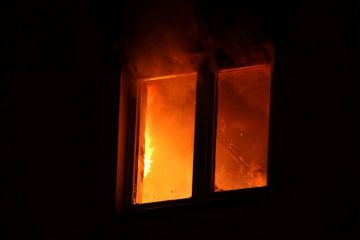 Муж и жена чудом успели выбраться из горящего дома в Донецке