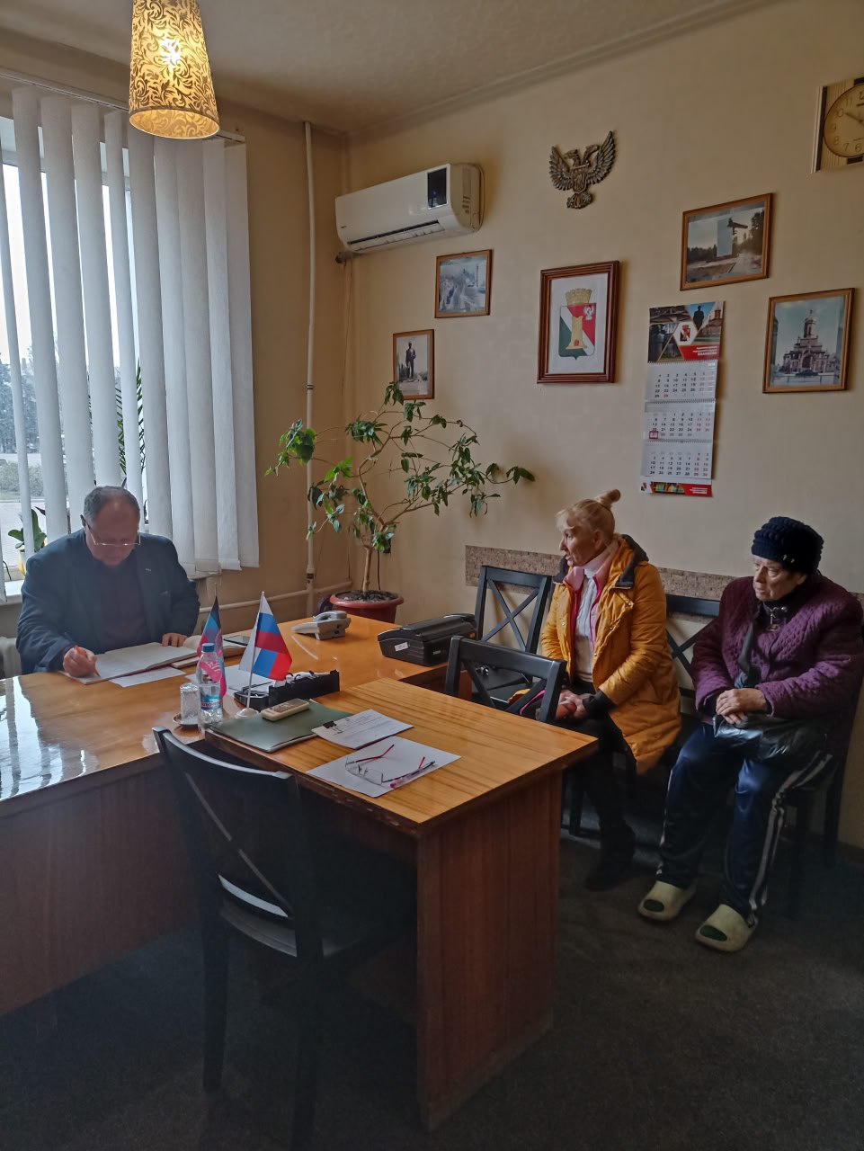 Игорь Мартынов: Личный прием граждан. 31 октября личный прием граждан провел заместитель главы администрации муниципального образования городского округа Енакиево Сергей Божик