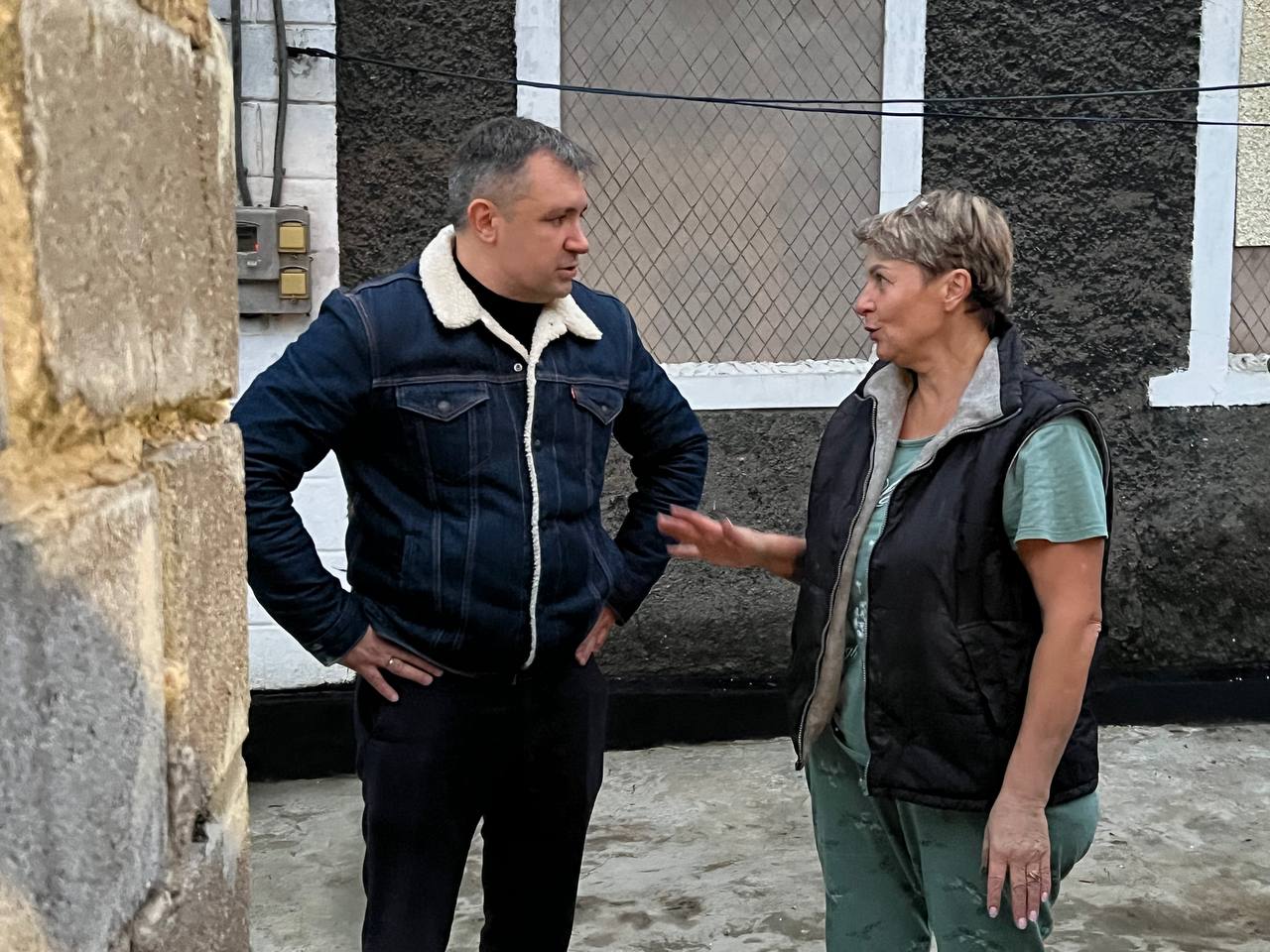 Заместитель Председателя Народного Совета ДНР Николай Сытов вместе с представителями Молодежного Парламента доставил воду маломобильным гражданам Заместитель Председателя Народного Совета ДНР Николай Сытов вместе с представителями Молодежного Парламента доставил воду маломобильным гражданам