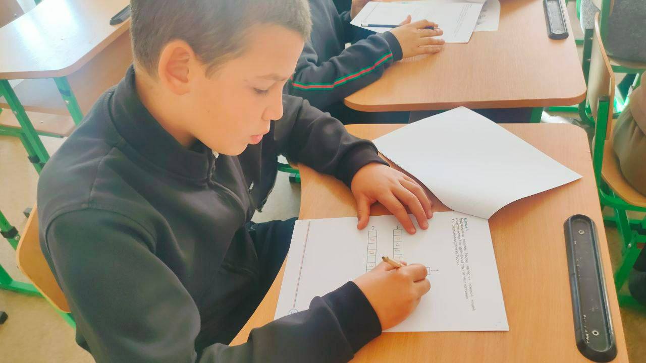 Школьники Мангушского округа приняли участие во всероссийской акции «Я — россиянин» Школьники Мангушского округа приняли участие во всероссийской акции «Я — россиянин»