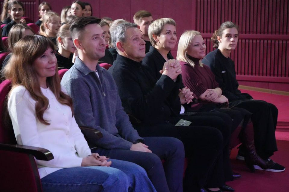 Михаил Желтяков: С 27 по 31 октября на базе Донецкого республиканского академического театра кукол прошел второй этап уникального театрально-образовательного форума для детей Михаил Желтяков: С 27 по 31 октября на базе Донецкого республиканского академического театра кукол прошел второй этап уникального театрально-образовательного форума для детей