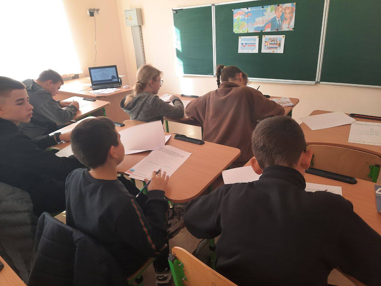 Школьники Мангушского округа приняли участие во всероссийской акции «Я — россиянин» Школьники Мангушского округа приняли участие во всероссийской акции «Я — россиянин»