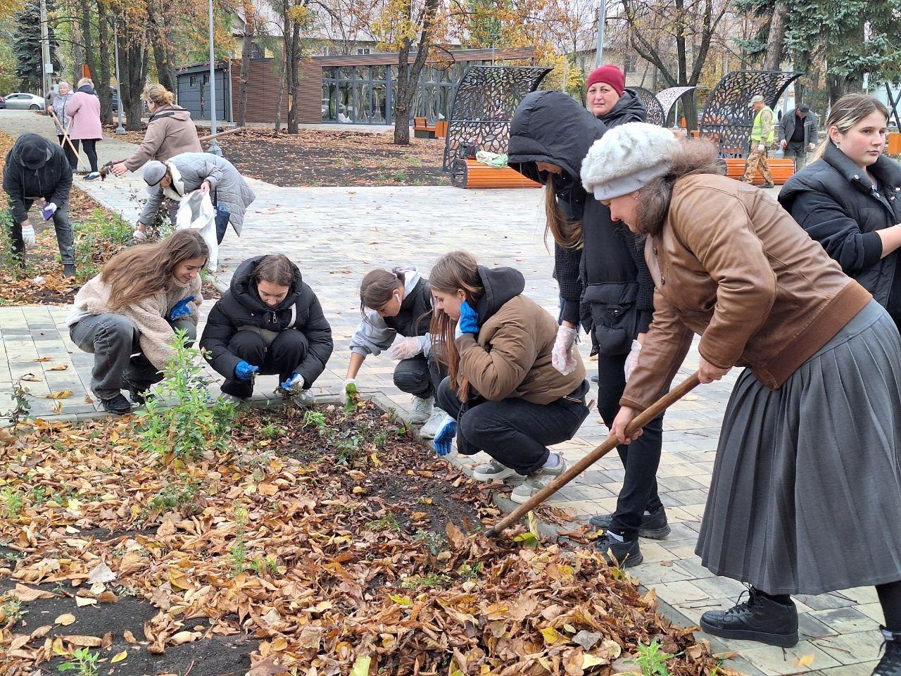 Александр Шатов: Субботник в сквере им. Ленина Александр Шатов: Субботник в сквере им. Ленина