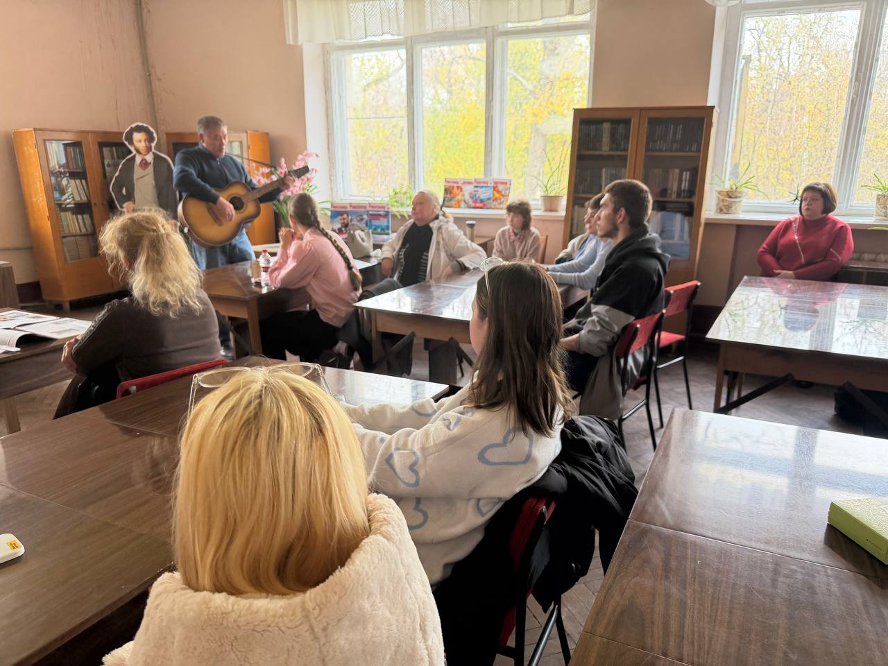 Сегодня, 31 октября 2025 года в читальном зале библиотеки ГБПОУ «Донецкий техникум отраслевых технологий им. Е.Т. Абакумова» прошёл информационно - патриотический час, приуроченный ко Дню народного единства Сегодня, 31 октября 2025 года в читальном зале библиотеки ГБПОУ «Донецкий техникум отраслевых технологий им. Е.Т. Абакумова» прошёл информационно - патриотический час, приуроченный ко Дню народного единства