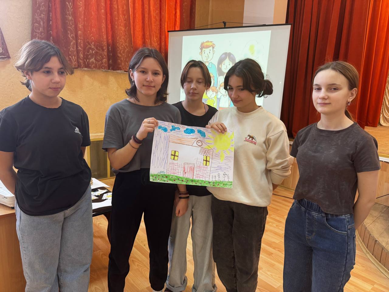 «Наша дружная семья»: Вечер тепла и единства в Амвросиевском детском доме «Росток» «Наша дружная семья»: Вечер тепла и единства в Амвросиевском детском доме «Росток»