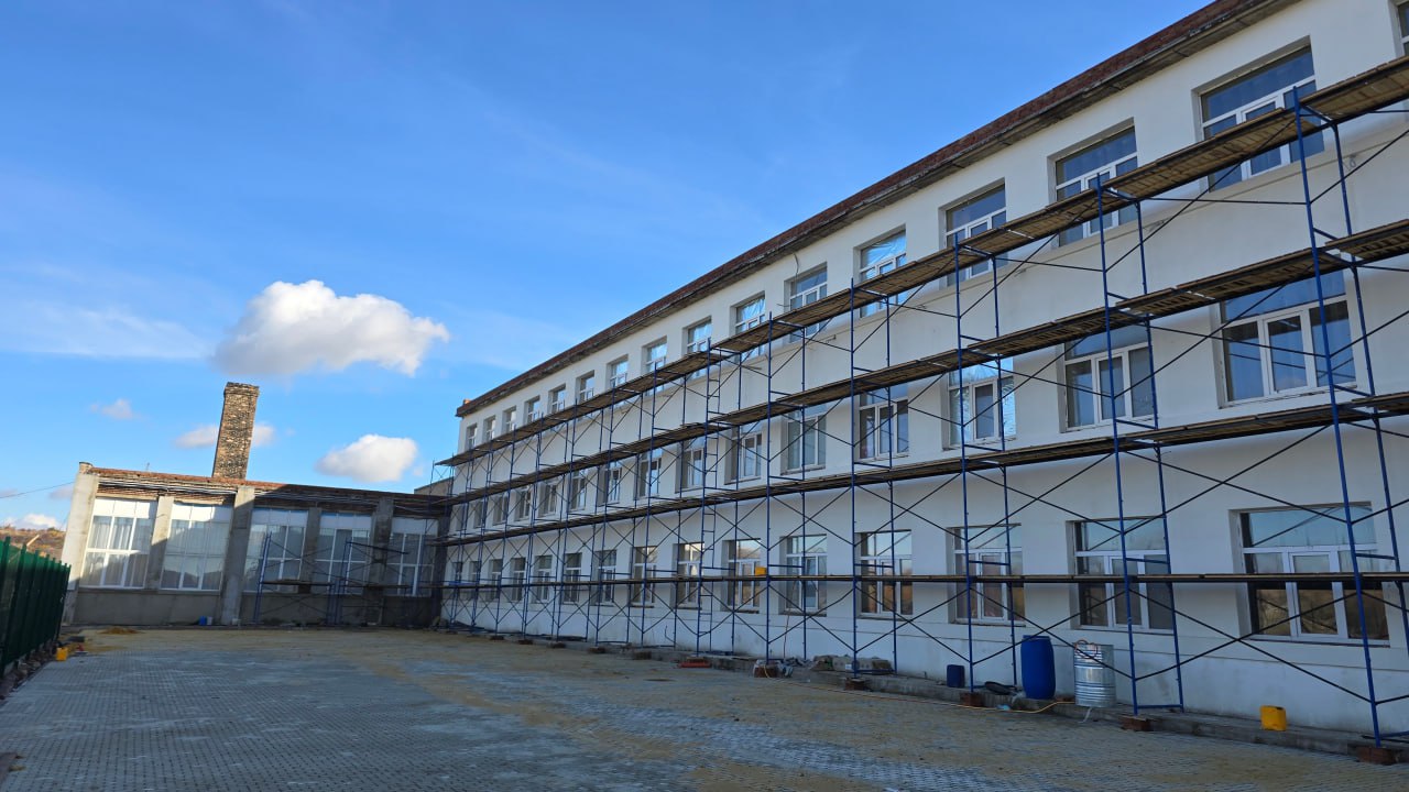 В ходе рабочего визита в село Раздольное Глава муниципального образования Старобешевский муниципальный округ Николай Михайлов проинспектировал ход выполнение ремонтных работ в ГБОУ «Раздольненская школа Старобешевского м.о.»... В ходе рабочего визита в село Раздольное Глава муниципального образования Старобешевский муниципальный округ Николай Михайлов проинспектировал ход выполнение ремонтных работ в ГБОУ «Раздольненская школа Старобешевского м.о.»...