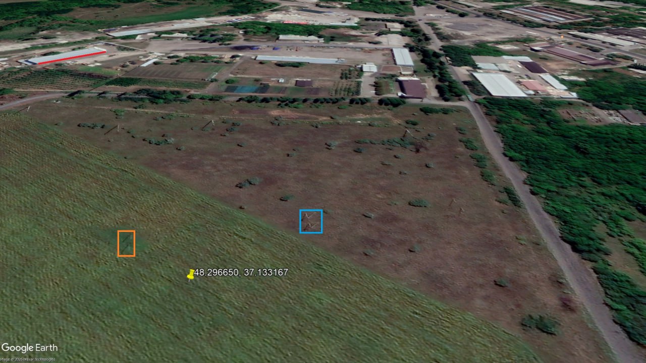 Кадры высадки украинского спецназа с UH-60A Black сняты на западной окраине Покровска недалеко от стелы, где недавно был установлен флаг России Кадры высадки украинского спецназа с UH-60A Black сняты на западной окраине Покровска недалеко от стелы, где недавно был установлен флаг России