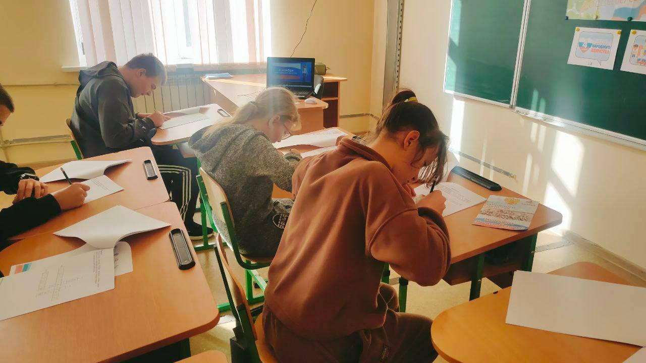 Школьники Мангушского округа приняли участие во всероссийской акции «Я — россиянин» Школьники Мангушского округа приняли участие во всероссийской акции «Я — россиянин»