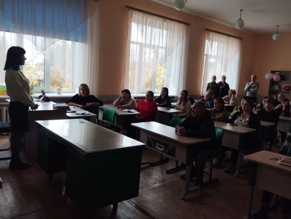 Сегодня заместитель главы Администрации городского округа Харцызск Юлия Михайленко совместно с управляющим делами Администрации Александром Бабановым провели встречу с трудовым коллективом ГБОУ "СШ № 4 Г.О. Харцызск" Сегодня заместитель главы Администрации городского округа Харцызск Юлия Михайленко совместно с управляющим делами Администрации Александром Бабановым провели встречу с трудовым коллективом ГБОУ "СШ № 4 Г.О. Харцызск"