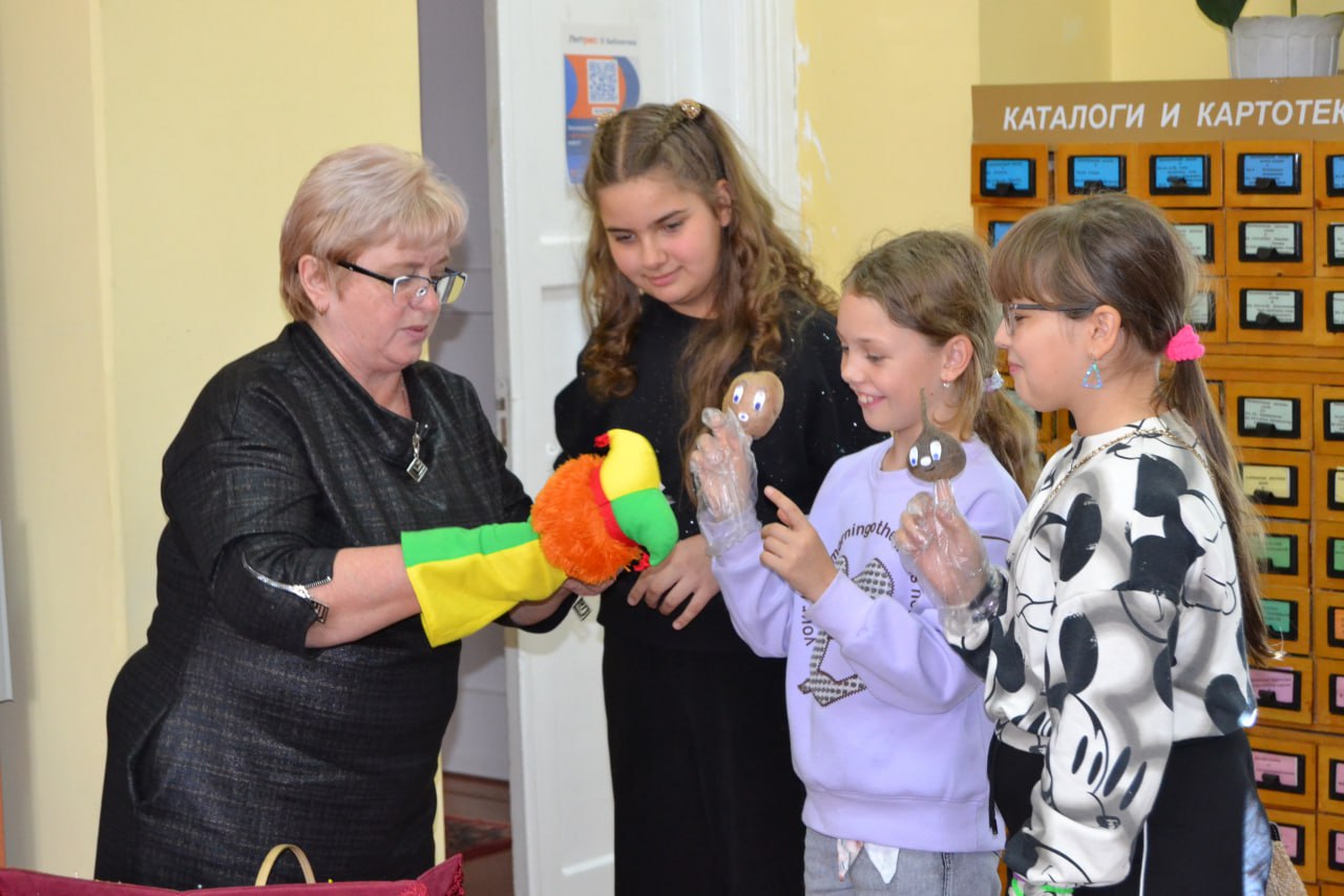 Творческая экскурсия для читателей библиотеки города Кировское