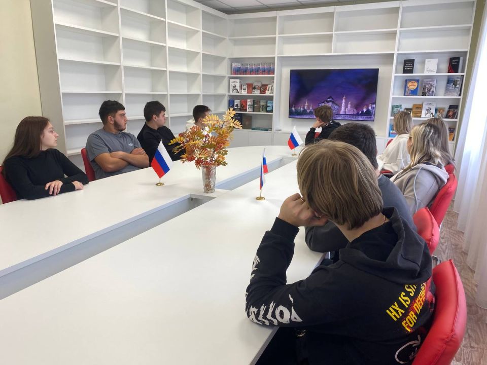 Сегодня, в преддверии празднования Дня народного единства, который отмечается ежегодно 4 ноября, сотрудники Дебальцевского городского музея совместно с участниками Клуба «Патриот» провели исторический урок, входе... Сегодня, в преддверии празднования Дня народного единства, который отмечается ежегодно 4 ноября, сотрудники Дебальцевского городского музея совместно с участниками Клуба «Патриот» провели исторический урок, входе...