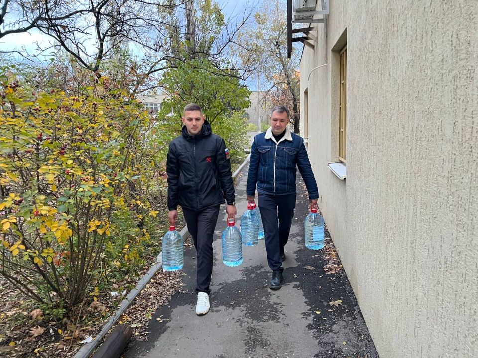 Заместитель Председателя Народного Совета ДНР Николай Сытов вместе с представителями Молодежного Парламента доставил воду маломобильным гражданам Заместитель Председателя Народного Совета ДНР Николай Сытов вместе с представителями Молодежного Парламента доставил воду маломобильным гражданам