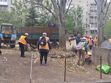 Сергей Желновач: В рамках акции "Экологический субботник", сегодня 31.10.2025, в городе Светлодарск работники городских предприятий и учреждений совместно с работниками участка №6 Енакиевского филиала ЕРФ по управлению МКД...