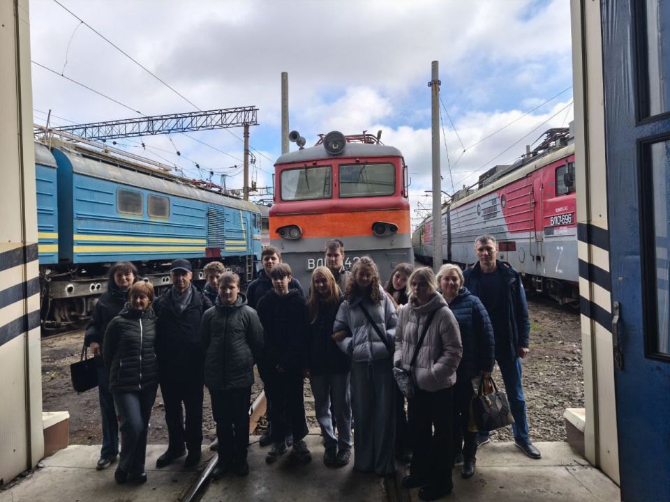 Для воспитанников Донецкой детской железной дороги провели экскурсию в локомотивном депо Ясиноватая Донецкого филиала ФГУП «ЖДН»