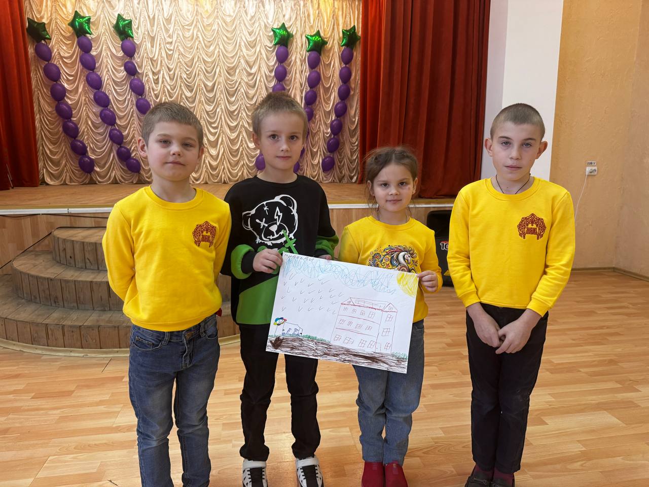 «Наша дружная семья»: Вечер тепла и единства в Амвросиевском детском доме «Росток» «Наша дружная семья»: Вечер тепла и единства в Амвросиевском детском доме «Росток»