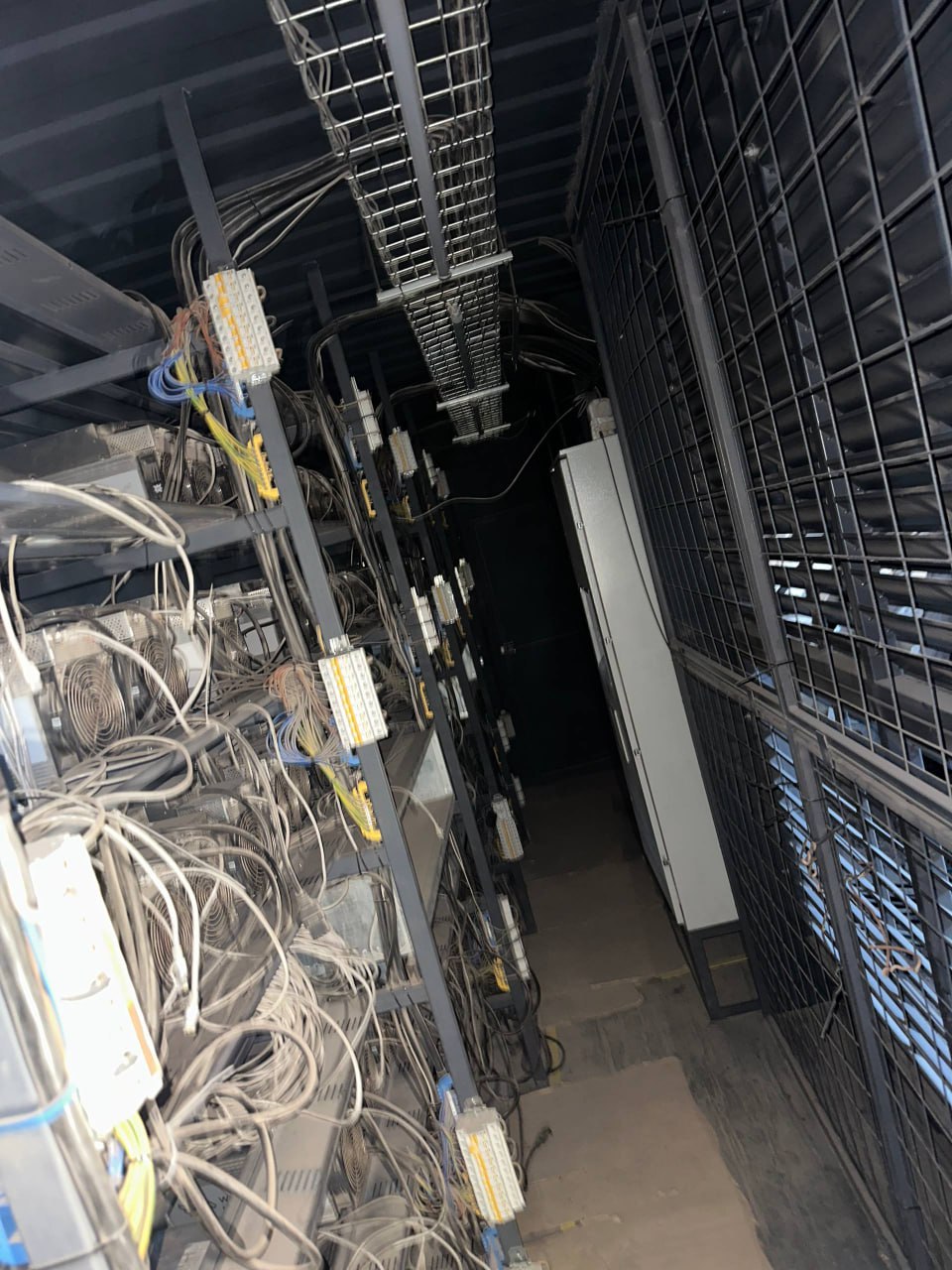 Сотрудники полиции пресекли незаконную деятельность майнинговой фермы в Енакиево Сотрудники полиции пресекли незаконную деятельность майнинговой фермы в Енакиево