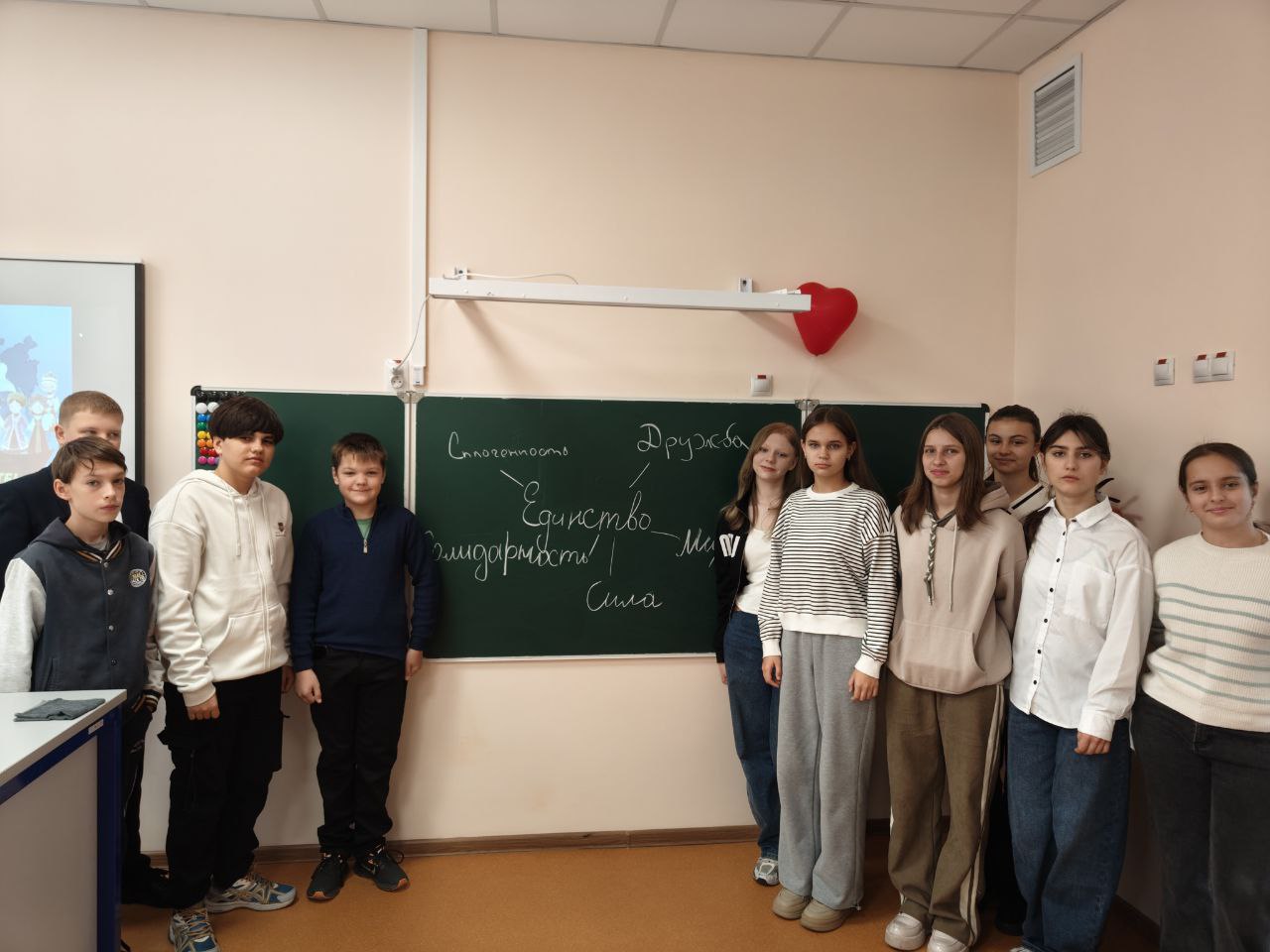 Для обучающихся ГБОУ "Школа №2 г.о. Дебальцево" был проведен единый классный час ко Дню народного единства Для обучающихся ГБОУ "Школа №2 г.о. Дебальцево" был проведен единый классный час ко Дню народного единства